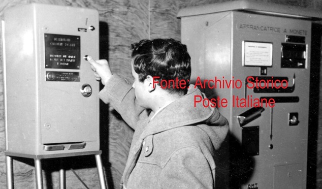 Self-service machine OMT - Man using postcard seslf service machine.