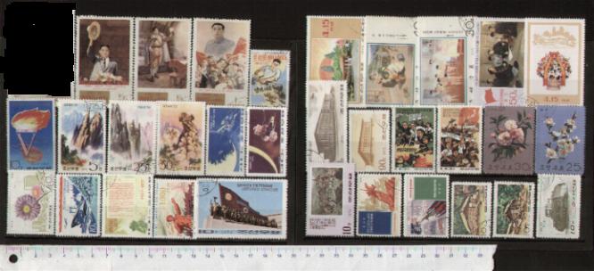 26521 - COREA DEL NORD:  32 francobolli differenti : Dipinti, fiori  e altro tutti gran formato con circa 30 anni di anzianit