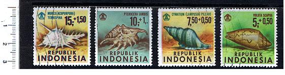37228 - INDONESIA, Anno 1969-1323, Yvert 586/589 - Conchiglie marine soggetti diversi - 4 valori serie completa timbrata