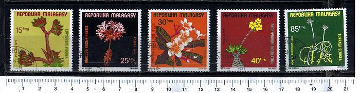 43082 - MADAGASCAR	1975-3627  Fiori soggetti diversi - 5 valori serie completa timbrata - Yvert n 562/5+A155