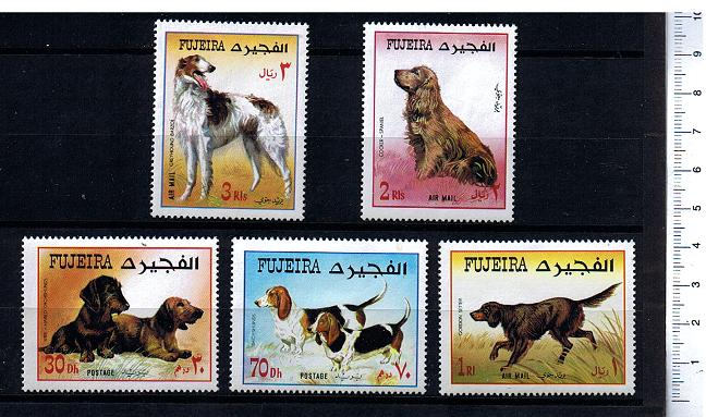 47542 - FUJEIRA (ora U.E.A.), Anno 1970-561-65 *  	Cani da caccia nei dipinti - 5 valori serie completa nuova senza colla