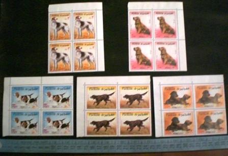47545 - FUJEIRA (ora U.E.A.), Anno 1970-561-65 *  	Cani da caccia nei dipinti - 5 valori serie completa nuova senza colla in Quartina