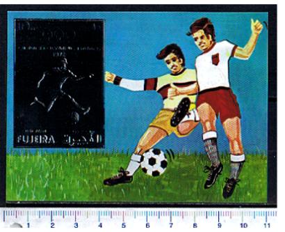 48794 - FUJEIRA (ora U.E.A.), Anno 1972-1220a *  Giochi Olimpici Monaco: Calcio impresso in silver foil - Foglietto completo nuovo