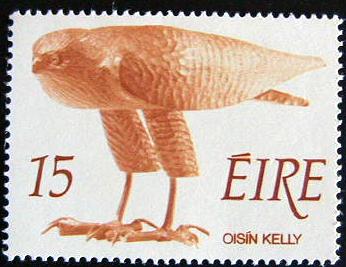 28588 - 1975 - Uccello da preda. Scultura di Oisin Kelly. Unif. n.326  **