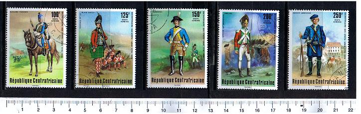 42805 - CENTRAFRICA 1976-3618 Uniformi Militari - 5 valori serie completa timbrata