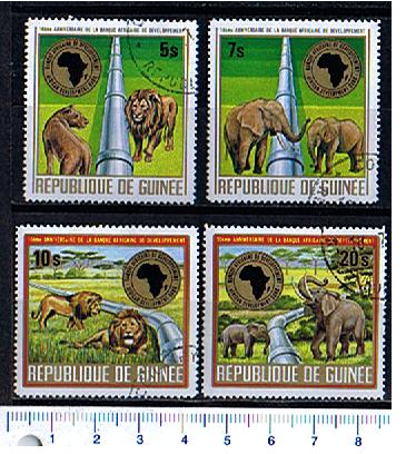 43044 - GUINEA	1975-3401- Yvert 551/554 *  Banca di sviluppo Africana:leoni ed elefanti - 4 valori serie completa timbrata