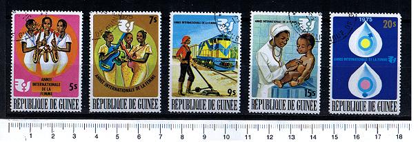 43056 - GUINEA	1975-3669- Yvert 555/559 *  Anno Internazionale della Donna - 5 valori serie completa timbrata