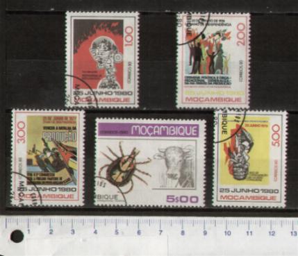 45715 - MOZAMBICO 1980-S-194 -Yvert678+695-97+99  *  Anniversario Indipendenza e Animali - 5 valori serietta timbrata