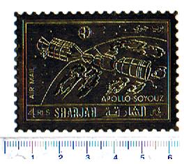 47224 - SHARJAH (ora U.E.A.), Anno 1972-# 908 * Missione spaziale Apollo-Soyuz  - impresso su gold foil - 1 valore dentellato completo nuovoa