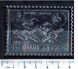 47288 - SHARJAH (ora U.E.A.), Anno 1972- # 903 * Missione spaziale Apollo 17 - impresso su silver foil - 1 valore dentellato completo nuov